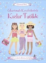 Çıkartmalı Kıyafetleriyle Kızlar Tatilde